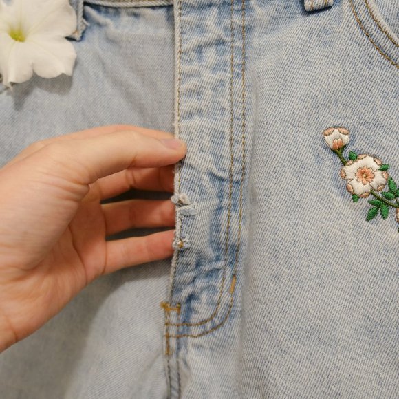 Vintage Embroidered High-Waisted Mom Shorts - Picture 7 of 9